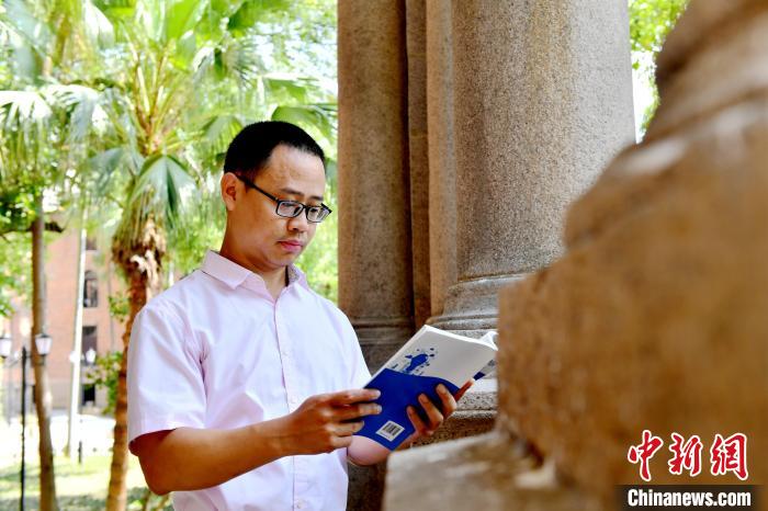 圖為福建師范大學(xué)教育學(xué)院臺(tái)灣教師陳昭志正在看書。　呂明 攝