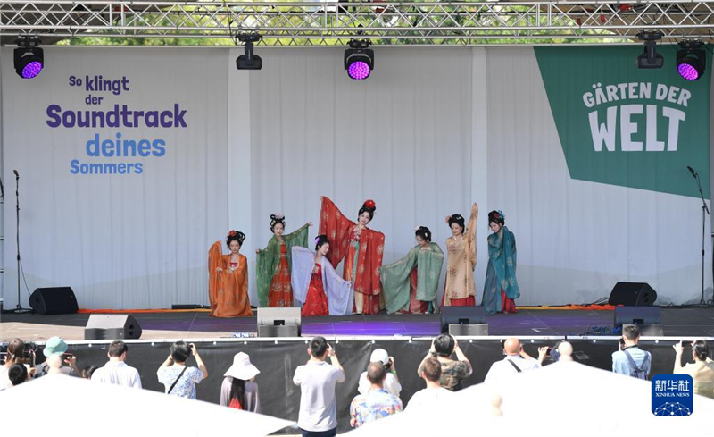 7月8日，在德國柏林世界公園，漢服愛好者進行漢服展示。新華社記者 任鵬飛 攝