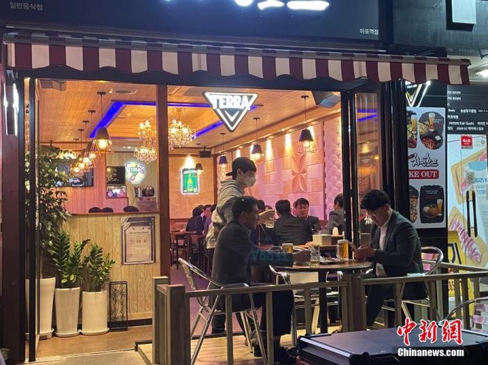 資料圖：韓國首爾市民在餐館用餐。 <a target='_blank' href='/' _fcksavedurl='/'><p  align=