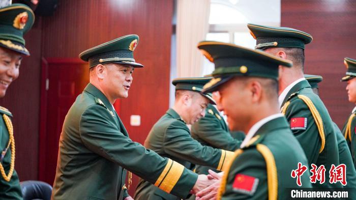 首長為晉銜官兵頒發(fā)任命狀?！堨狭?攝