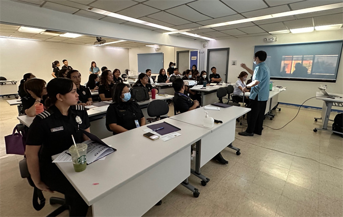 菲律賓移民局官員在移民局總部培訓班參加中文學習。中國駐菲律賓大使館供圖。