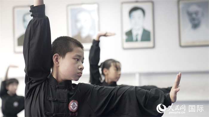 正在練習(xí)劈掛拳的武術(shù)學(xué)童。人民網(wǎng)記者 袁蒙攝