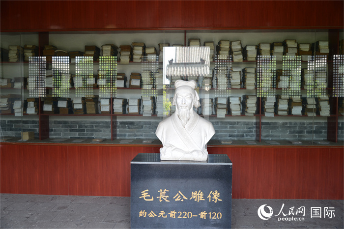 河間詩經(jīng)齋毛萇雕像。雕像后書櫥中陳列的是歷代各版本《詩經(jīng)》及譯本。 人民網(wǎng) 趙昭攝