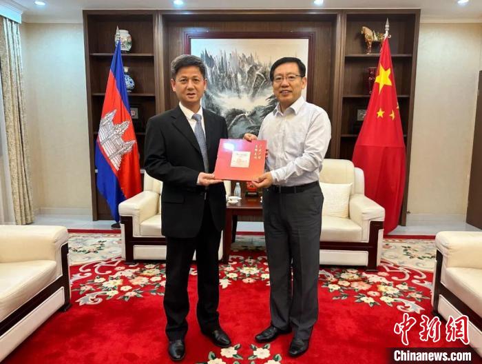 7月12日下午，中國(guó)駐柬埔寨大使王文天在金邊會(huì)見(jiàn)援柬中醫(yī)醫(yī)療隊(duì)?！≈袊?guó)駐柬埔寨大使館微信公眾號(hào) 攝