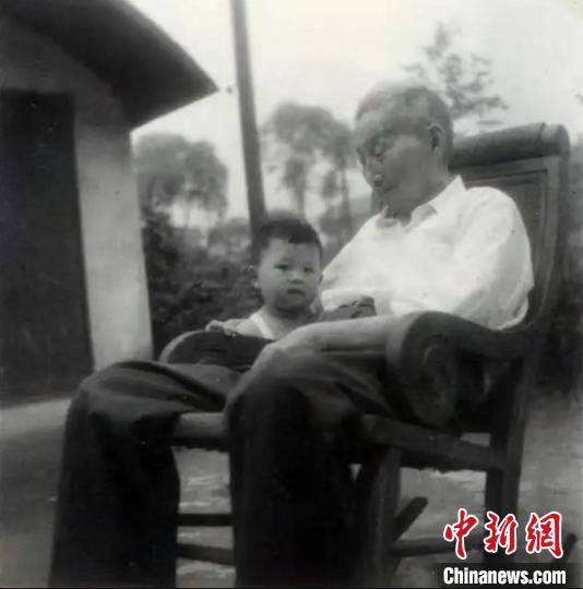 陳望道與幼年的陳曉帆?！￡悤苑﹫D