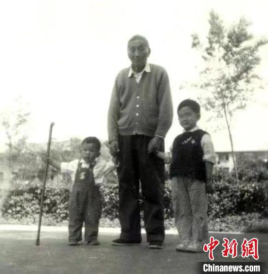 陳望道與幼年的陳曉帆(左)、陳曉帆的哥哥一起合影。　陳曉帆供圖