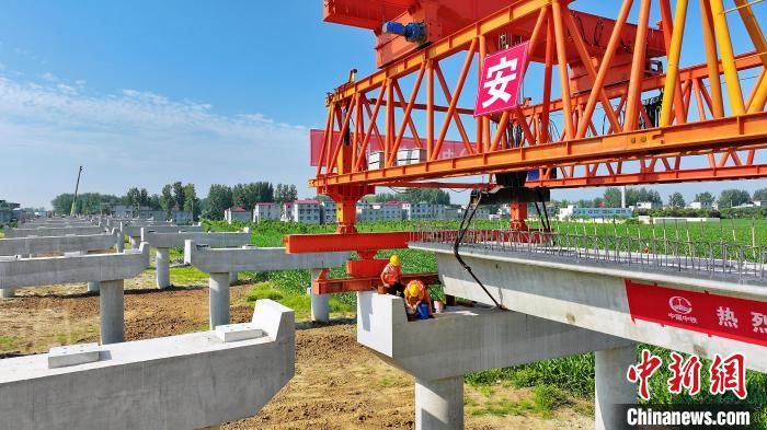 長(zhǎng)25米重80噸的箱梁平穩(wěn)、精準(zhǔn)地落在S314分離式立交橋25號(hào)和26號(hào)墩上?！⒂癫?攝
