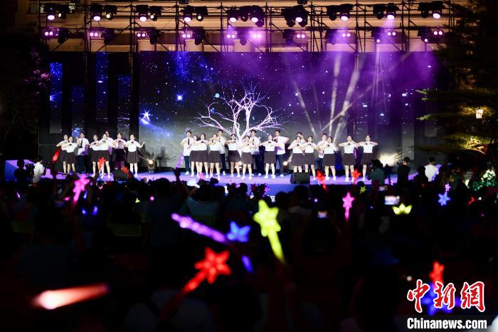 合唱表演《夜空中最亮的星》?！⊥鯑|明 攝