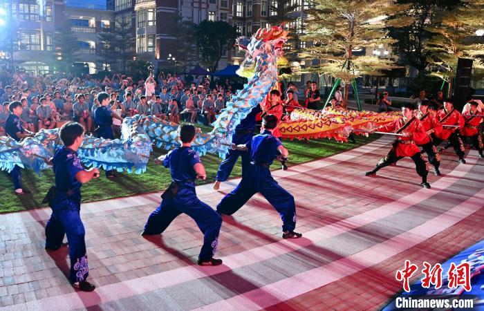 兩岸青少年同臺呈現(xiàn)龍獅表演。　王東明 攝