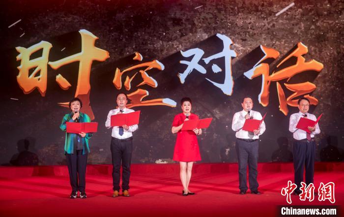陶侃與陳望道之孫陳曉帆、顏福慶之孫顏志淵、榮毅仁侄女榮智豐深情朗誦《與統(tǒng)戰(zhàn)先輩的時空對話》?！堦?攝