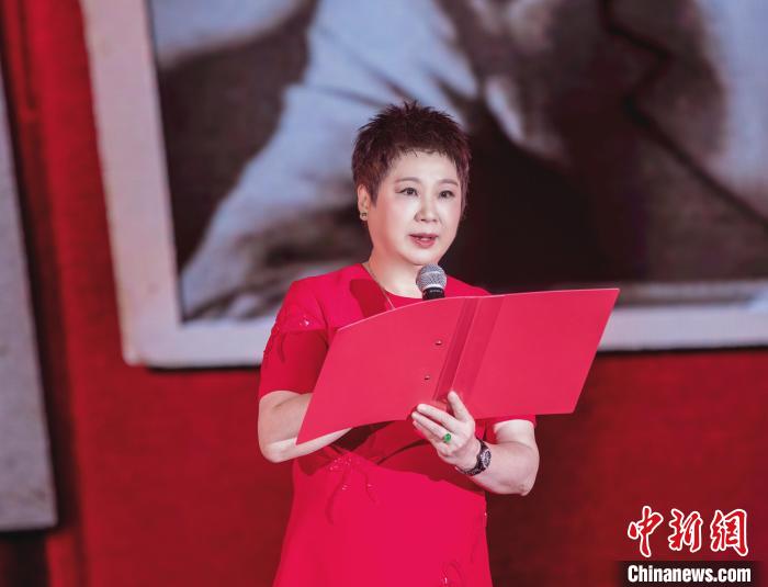 7月16日，榮智豐在2023年上海統(tǒng)戰(zhàn)文化周開幕活動中朗誦《與統(tǒng)戰(zhàn)先輩的時空對話》?！堦?攝