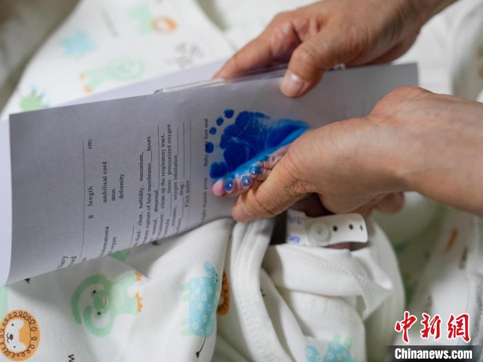 醫(yī)護(hù)人員為新生兒留下腳印?！?攝