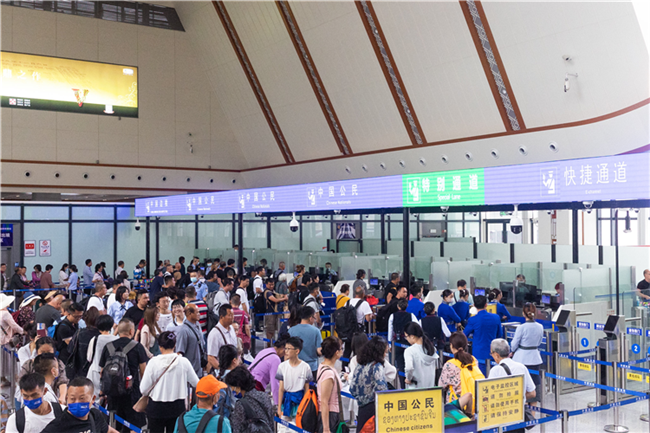 7月22日，乘坐中老鐵路國際旅客列車的旅客在磨憨邊檢大廳排隊候檢。衛(wèi)海林 攝