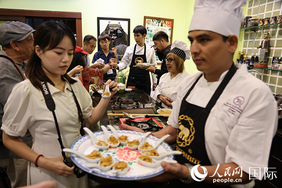 7月19日，參加美食活動(dòng)的多國代表品嘗泰式傳統(tǒng)美食。人民網(wǎng)記者 張矜若攝