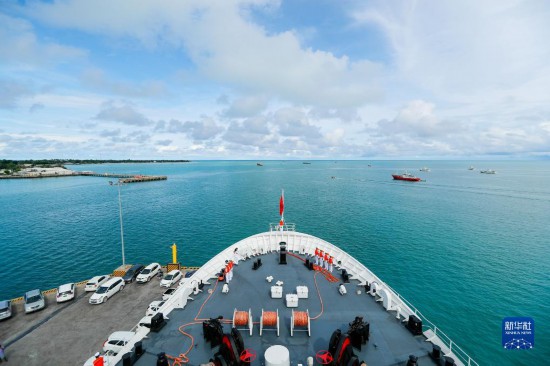 7月22日，中國海軍“和平方舟”號醫(yī)院船駛離基里巴斯首都塔拉瓦。當(dāng)?shù)貢r(shí)間22日上午10時(shí)，執(zhí)行“和諧使命-2023”任務(wù)的中國海軍“和平方舟”號醫(yī)院船圓滿結(jié)束對基里巴斯的首次訪問，駛離基里巴斯首都塔拉瓦，前往本次任務(wù)的第二站湯加努庫阿洛法港。新華社發(fā)（黎宇 攝）