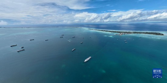 7月22日，中國海軍“和平方舟”號醫(yī)院船結(jié)束基里巴斯訪問，駛離塔拉瓦港。新華社發(fā)（桂江波 攝）