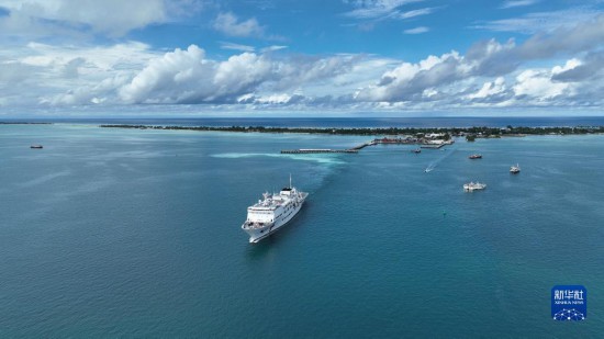 7月22日，中國海軍“和平方舟”號醫(yī)院船結(jié)束基里巴斯訪問，駛離塔拉瓦港。新華社發(fā)（桂江波 攝）