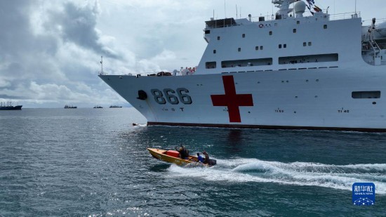 7月22日，中國海軍“和平方舟”號醫(yī)院船駛離塔拉瓦港途中，基里巴斯當(dāng)?shù)孛癖婑{船揮手告別。新華社發(fā)（桂江波 攝）