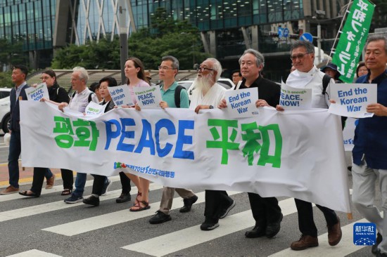 7月22日，在韓國首爾，人們手舉標語參與反戰(zhàn)游行。新華社發(fā)（楊暢 攝）