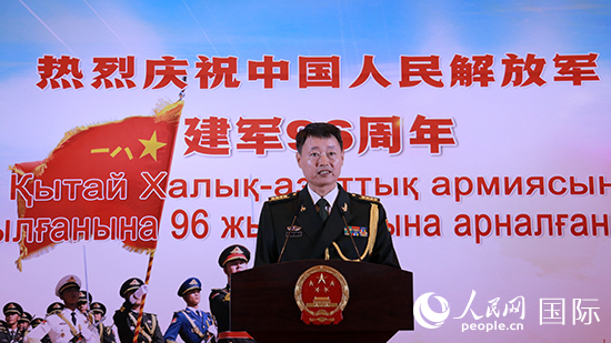 國防武官胡德君大校發(fā)表致辭。人民網記者 李強攝