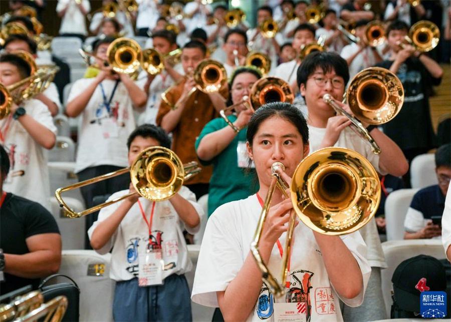 8月1日，在第九屆中國(guó)國(guó)際低音銅管藝術(shù)節(jié)的一場(chǎng)公益大師課上，低音銅管樂器愛好者在練習(xí)長(zhǎng)號(hào)。新華社記者 劉潺 攝