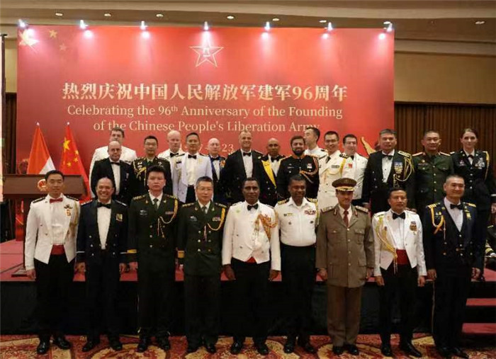 圖為徐勝武官與參加招待會的各國武官、武官處代表合影。中國駐印度尼西亞使館供圖