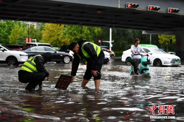 7月30日，河北省持續(xù)發(fā)布暴雨紅色預(yù)警信號(hào)。受今年第5號(hào)臺(tái)風(fēng)“杜蘇芮”殘余環(huán)流影響，7月28日以來(lái)，地處華北地區(qū)的河北省大部出現(xiàn)降雨。30日17時(shí)，該省氣象臺(tái)發(fā)布當(dāng)日第三次暴雨紅色預(yù)警信號(hào)。石家莊市城區(qū)不少區(qū)域積水嚴(yán)重，城管、環(huán)衛(wèi)、園林、市政等部門緊急出動(dòng)，聯(lián)合疏堵保暢，筑牢防汛安全屏障。圖為石家莊裕華區(qū)城管局防汛隊(duì)員對(duì)沿街收水井進(jìn)行雜物清理，以保證排水暢通。翟羽佳 攝