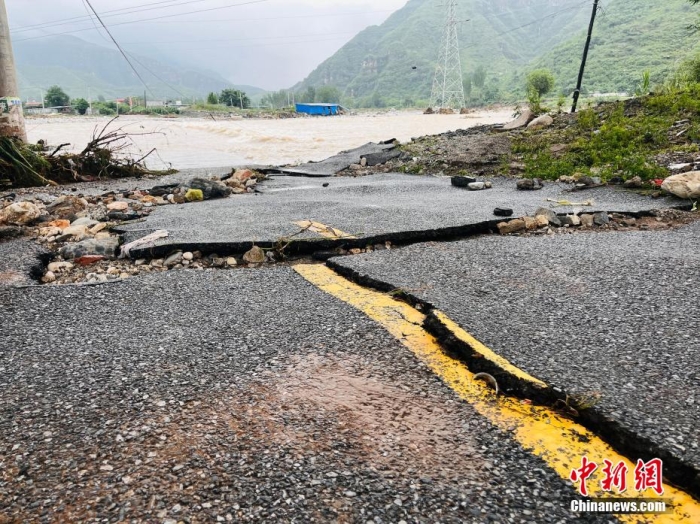 受臺風(fēng)“杜蘇芮”影響，7月29日至8月1日，河北省淶水縣普降暴雨，持續(xù)強降雨和強風(fēng)天氣引發(fā)洪水險情。連日來，當(dāng)?shù)亟M織數(shù)千人搶險救援隊伍，集中力量加快排水、清理路面、救援拋錨車輛、搶修倒伏電線桿等工作。8月1日，方便面、飲用水、火腿腸、面包等首批調(diào)撥救災(zāi)物資送抵救災(zāi)一線，并于當(dāng)天發(fā)放到受災(zāi)群眾手中。目前，淶水縣受損交通、電力、通信等基礎(chǔ)設(shè)施正在加緊搶修，山區(qū)受困人員已分批轉(zhuǎn)移，各項搶險救災(zāi)工作正在有序進(jìn)行中。圖為淶水縣婁村鎮(zhèn)南安莊村被洪水沖毀的路面。(文/呂子豪 楊猛)李金璐 攝