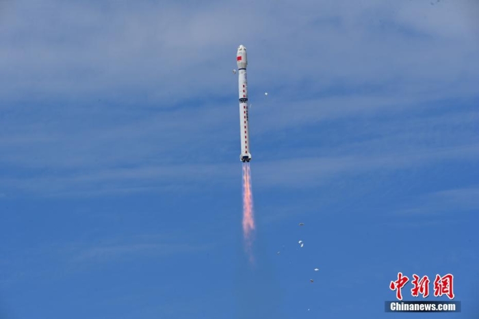 8月3日11時(shí)47分，中國(guó)在酒泉衛(wèi)星發(fā)射中心用長(zhǎng)征四號(hào)丙遙四十四運(yùn)載火箭，成功發(fā)射風(fēng)云三號(hào)06星，衛(wèi)星順利進(jìn)入預(yù)定軌道，任務(wù)取得圓滿成功。該衛(wèi)星將接替在軌超期服役的風(fēng)云三號(hào)C星，探測(cè)數(shù)據(jù)主要用于天氣預(yù)報(bào)、大氣化學(xué)和氣候變化監(jiān)測(cè)業(yè)務(wù)及研究。汪江波 攝