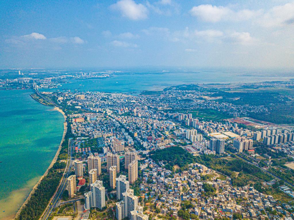 這是海南自貿(mào)港重點(diǎn)園區(qū)——洋浦經(jīng)濟(jì)開發(fā)區(qū)所在的環(huán)新英灣地區(qū)（無人機(jī)照片，2023年2月26日攝）。新華社記者 蒲曉旭 攝