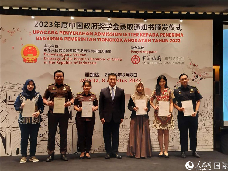 陸慷大使與獲得中國政府獎(jiǎng)學(xué)金的印尼學(xué)子合影。 人民網(wǎng)記者 李培松攝
