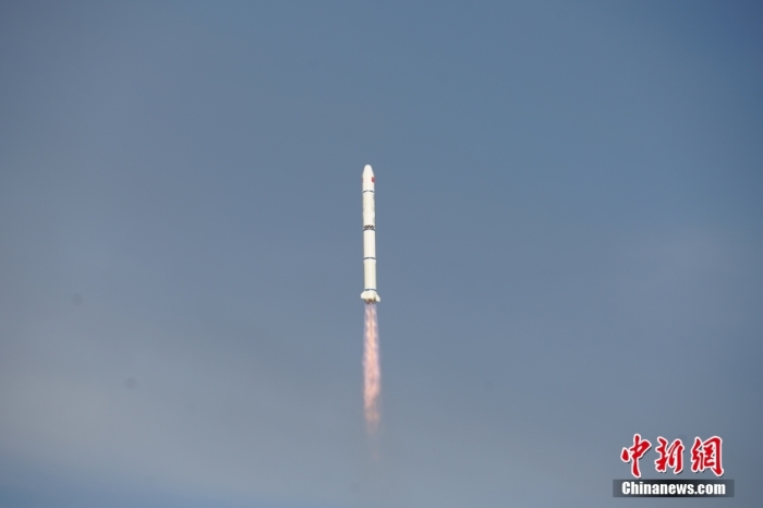 北京時(shí)間2023年8月9日6時(shí)53分，我國在太原衛(wèi)星發(fā)射中心使用長(zhǎng)征二號(hào)丙運(yùn)載火箭，成功將環(huán)境減災(zāi)二號(hào)06星發(fā)射升空，衛(wèi)星順利送入預(yù)定軌道，發(fā)射任務(wù)獲得圓滿成功。此次任務(wù)是長(zhǎng)征系列運(yùn)載火箭第482次飛行。馮陽 攝
