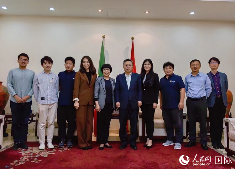 趙志遠(yuǎn)大使（右五）、使館工作人員與人民網(wǎng)記者合影。