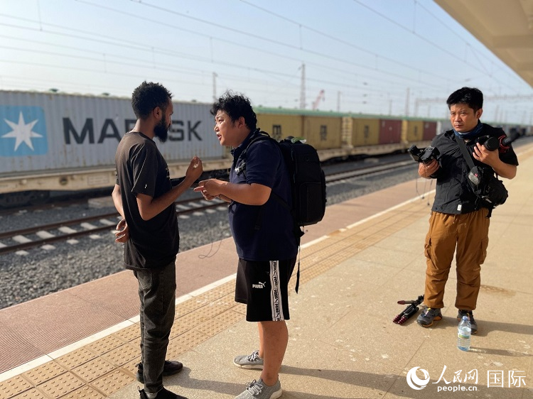 亞吉鐵路吉布提線工作人員介紹列車運營情況。人民網(wǎng)記者 趙艷紅攝