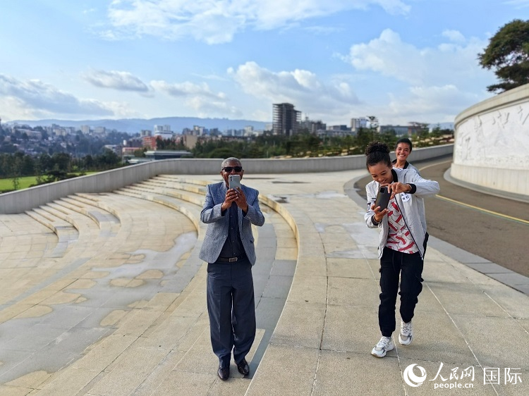 亞的斯亞貝巴友誼廣場的游客與人民網(wǎng)記者互動。人民網(wǎng)記者 陳星星攝