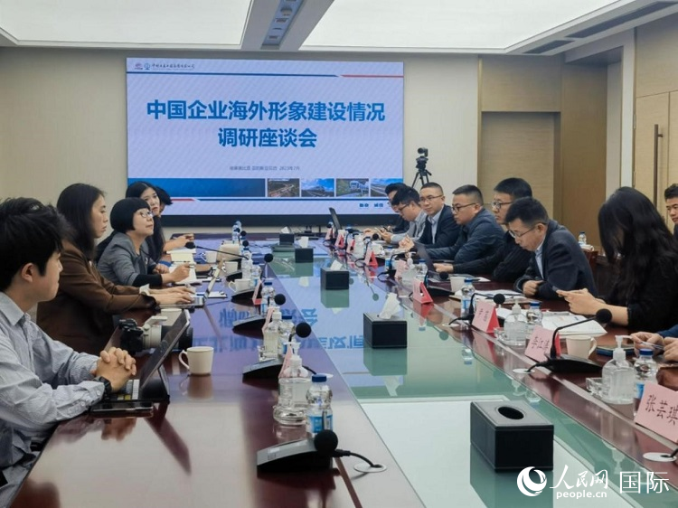 埃塞俄比亞中國商會企業(yè)代表與人民網(wǎng)記者座談。人民網(wǎng)記者 劉寧攝