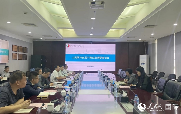 尼日利亞中國商會企業(yè)代表與人民網(wǎng)記者座談。