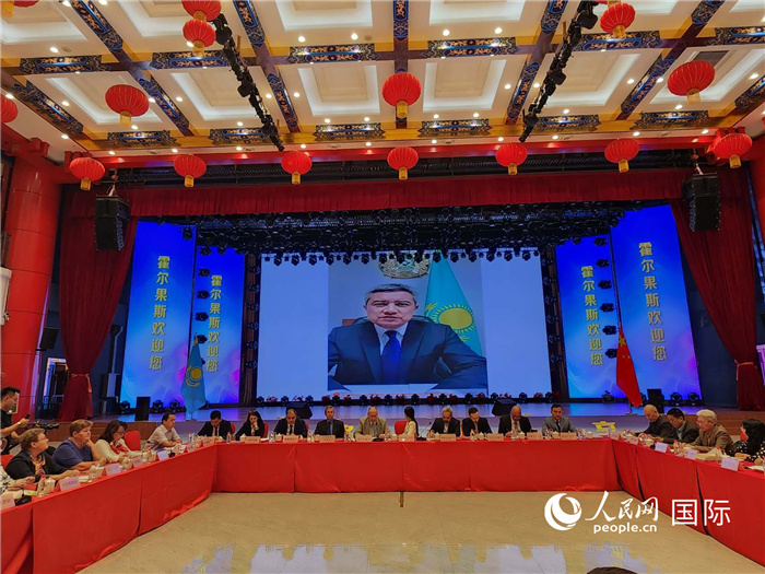 哈外交部駐阿拉木圖副代表拉伊莫夫視頻致辭。人民網記者 李強攝
