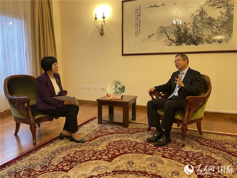 胡長(zhǎng)春大使接受人民網(wǎng)記者唐維紅采訪。人民網(wǎng)記者 趙艷紅攝