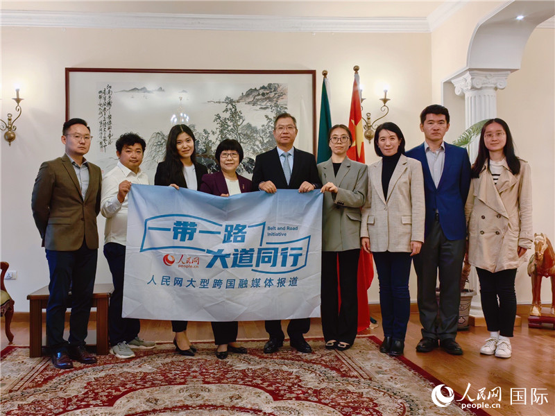 胡長(zhǎng)春大使、駐非盟使團(tuán)工作人員與人民網(wǎng)記者合影。