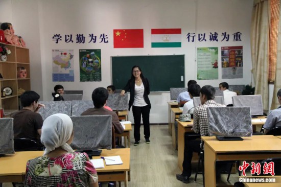 2014年，塔吉克斯坦國立民族大學的孔子學院內(nèi)，教師正在為塔吉克斯坦學生授課。田冰 攝