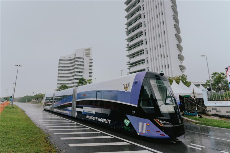 9月6日下午，由中車株洲所自主研發(fā)制造的全球首輛氫能源智軌電車正式亮相馬來西亞砂拉越州古晉市。中車株洲所供圖