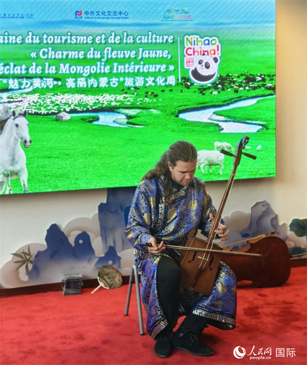 法國音樂家馬修·勒庫演奏馬頭琴。人民網(wǎng)記者 尚凱元攝