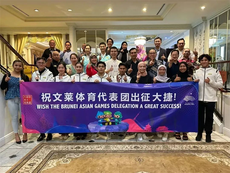 肖建國大使同參加歡送儀式的文方嘉賓、代表團成員等合影留念。圖片由使館提供