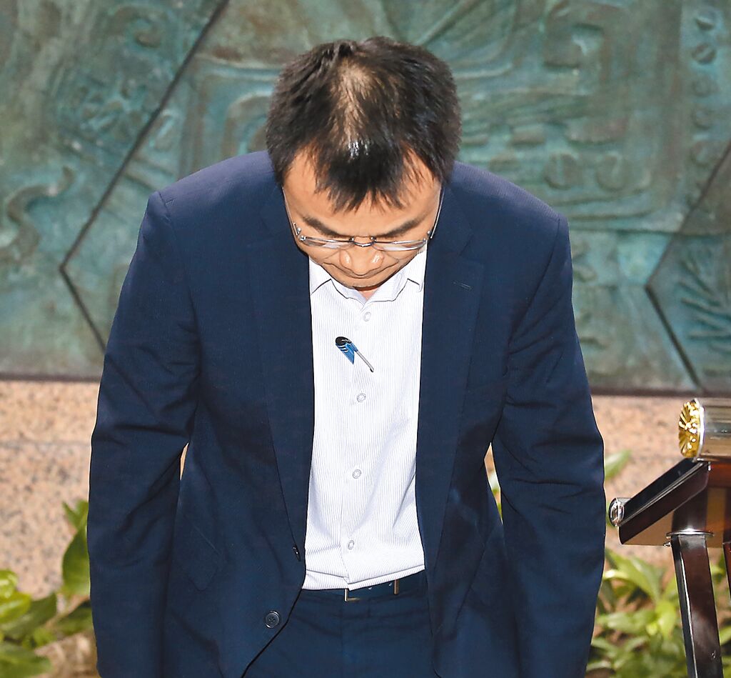 臺(tái)農(nóng)業(yè)部門(mén)負(fù)責(zé)人陳吉仲19日傍晚舉行記者會(huì)說(shuō)明項(xiàng)目進(jìn)口雞蛋議題，當(dāng)日晚間8點(diǎn)在臉書(shū)上宣布辭職。 圖片來(lái)源：臺(tái)灣“中時(shí)新聞網(wǎng)”