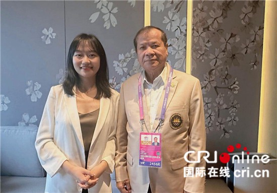　　△柬埔寨國家奧委會主席、柬埔寨亞運(yùn)代表團(tuán)團(tuán)長唐坤（右）接受記者采訪