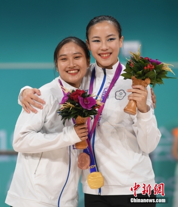 10月7日，杭州第19屆亞運(yùn)會輪滑項(xiàng)目女子花樣輪滑單人滑長節(jié)目決賽在錢塘輪滑中心舉行。結(jié)合短節(jié)目決賽成績，中國臺北選手洪筱晴(左)以94.38分的總成績奪得女子花樣輪滑單人滑冠軍，中國臺北選手張致如(右)獲得季軍。<a target='_blank' href='/'><p  align=