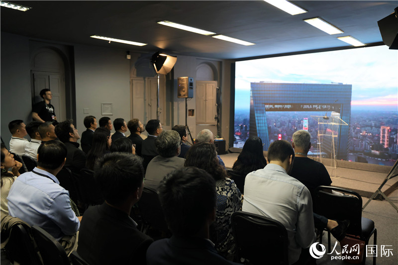 與會嘉賓在現(xiàn)場觀看“中國影視作品展播季”活動宣傳片。人民網(wǎng)記者 時元皓攝