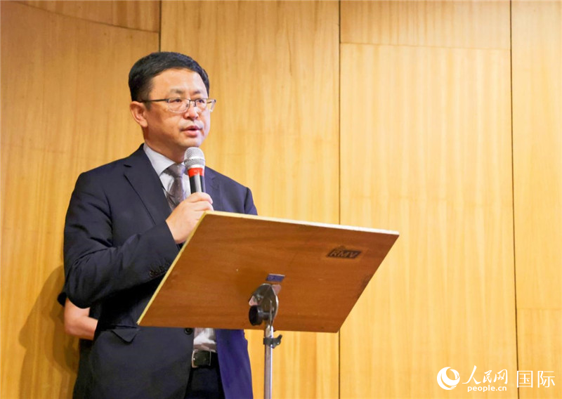 中國駐里約熱內(nèi)盧總領(lǐng)事館商務(wù)參贊徐元?jiǎng)侔l(fā)表致辭。人民網(wǎng)記者 陳海琪攝