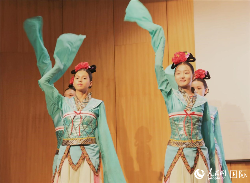 兩國文化志愿者共同表演中國傳統(tǒng)舞蹈。人民網(wǎng)記者 陳海琪攝